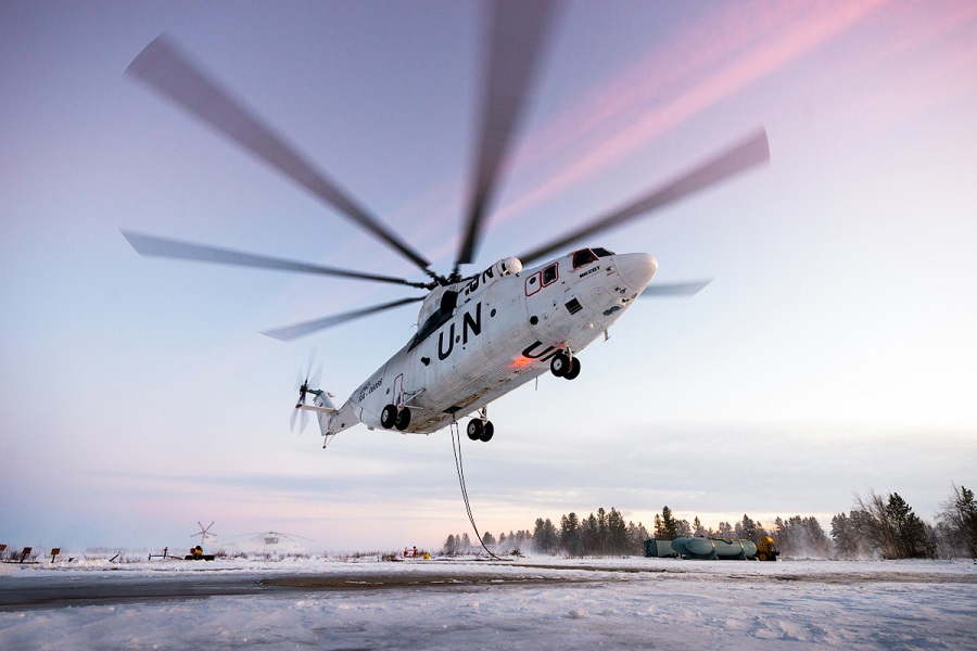 El Mi-26, el mayor helicóptero del mundo, en acción