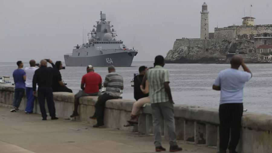 Barco ruso y espectadores