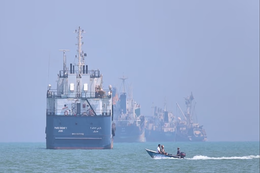 Barcos anclados en el estrecho de Ormuz