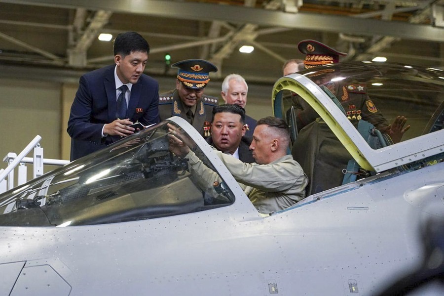 Kim Jong-un inspecciona dos fábricas rusas de aviones militares