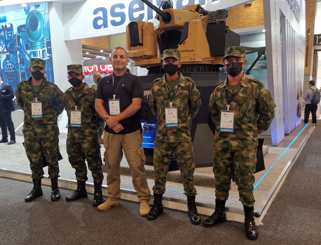 Douglas Hernández con un personal de alumnos de la Escuela de Suboficiales del Ejército Colombiano.