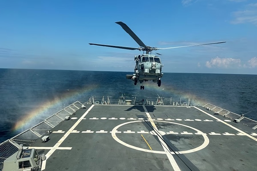 Un helicóptero SH60B de la Décima Escuadrilla