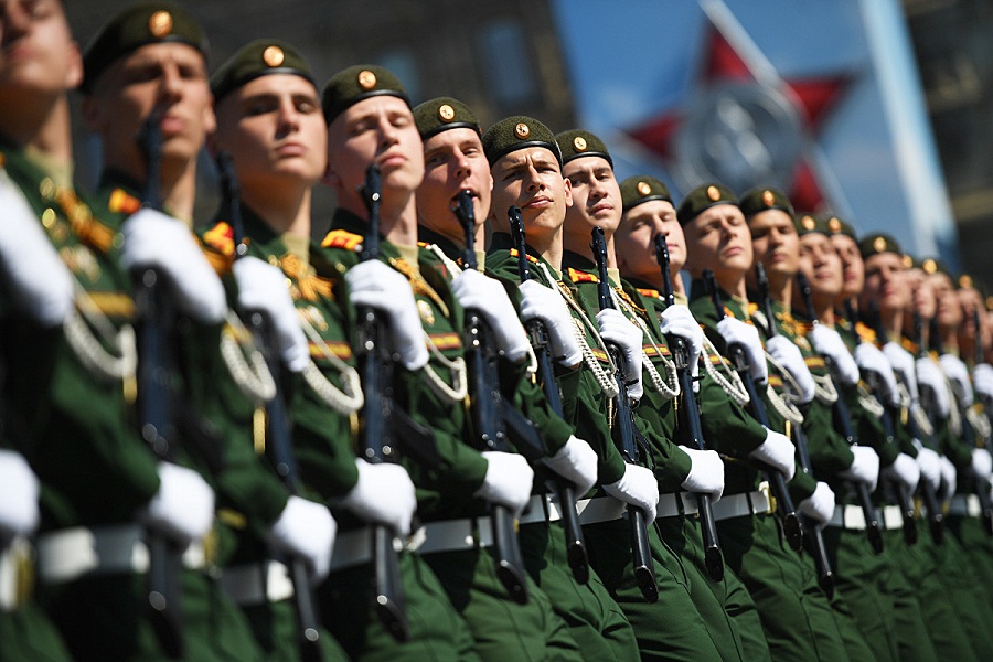 Tropas rusas en desfile por el día de la victoria.