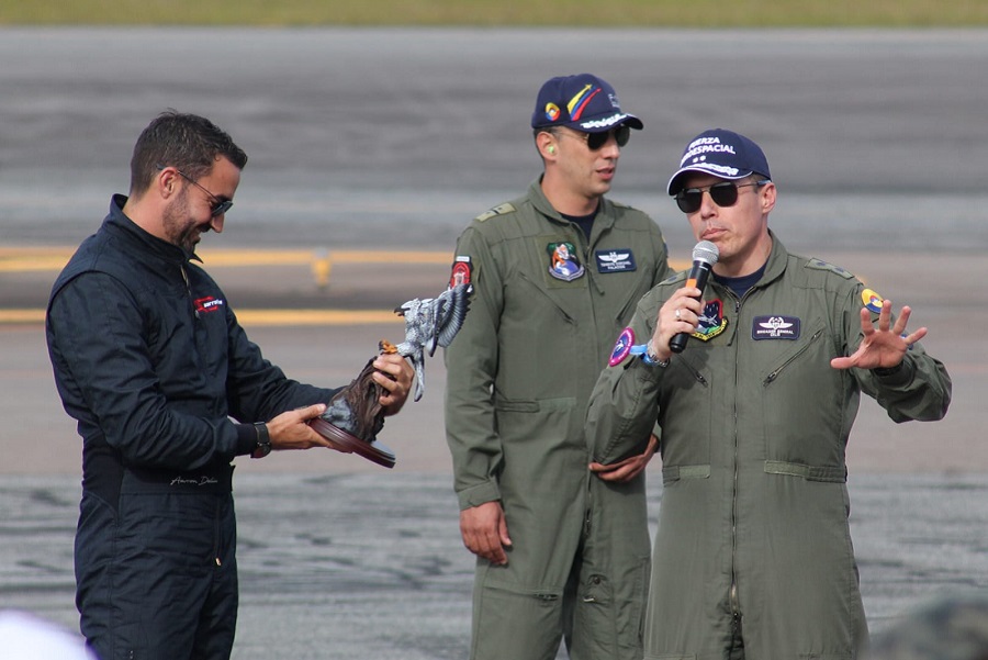 Entrega del reconocimiento en F-AIR 2025 - Foto tomada por Simón Hernández exclusiva para fuerzasmilitares.org