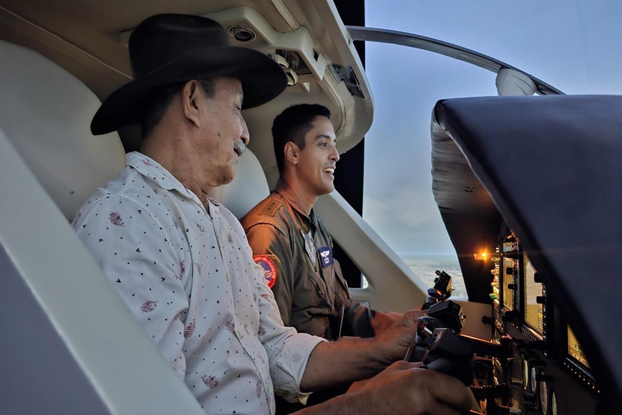 Adulto Mayor con Piloto de la FAC