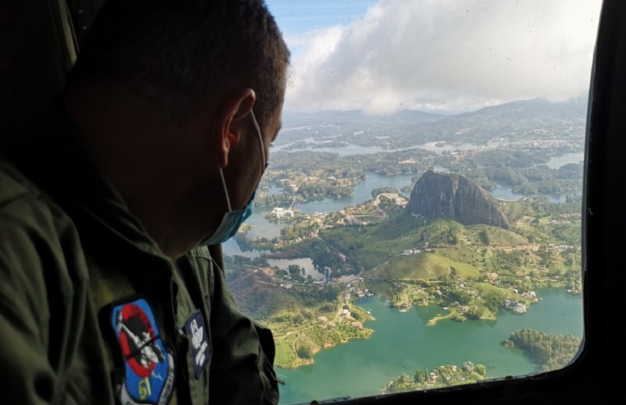 Desde el aire, su Fuerza Aérea Colombiana acompaña los desplazamientos de los antioqueños