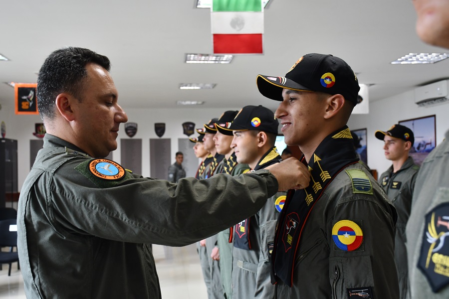 Alféreces recibiendo su bufanda de vuelo