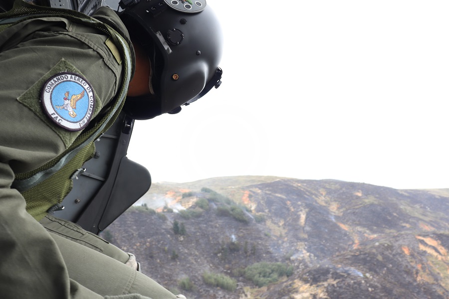 Con sistema Bambi Bucket, Fuerza Aérea apoya labores de extinción de incendio en Mosquera, Cundinamarca