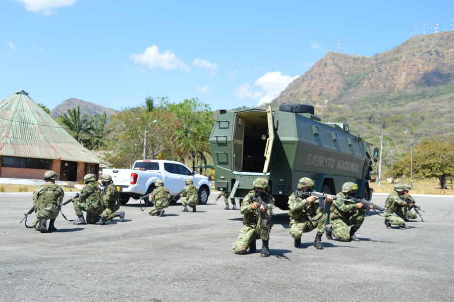 Vehículos blindados del Ejército llegan para movilizar tropas en Arauca