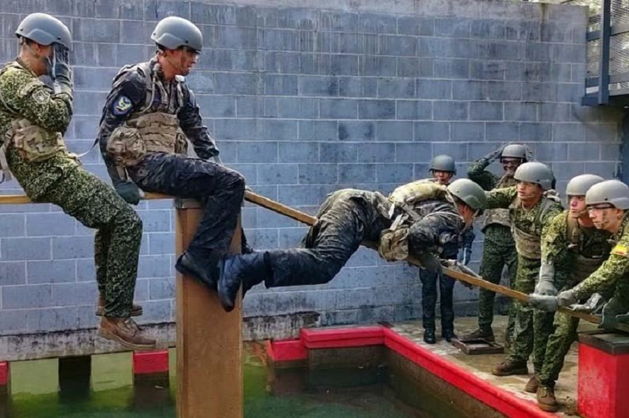 Cadetes de Infantería de Marina entrenando