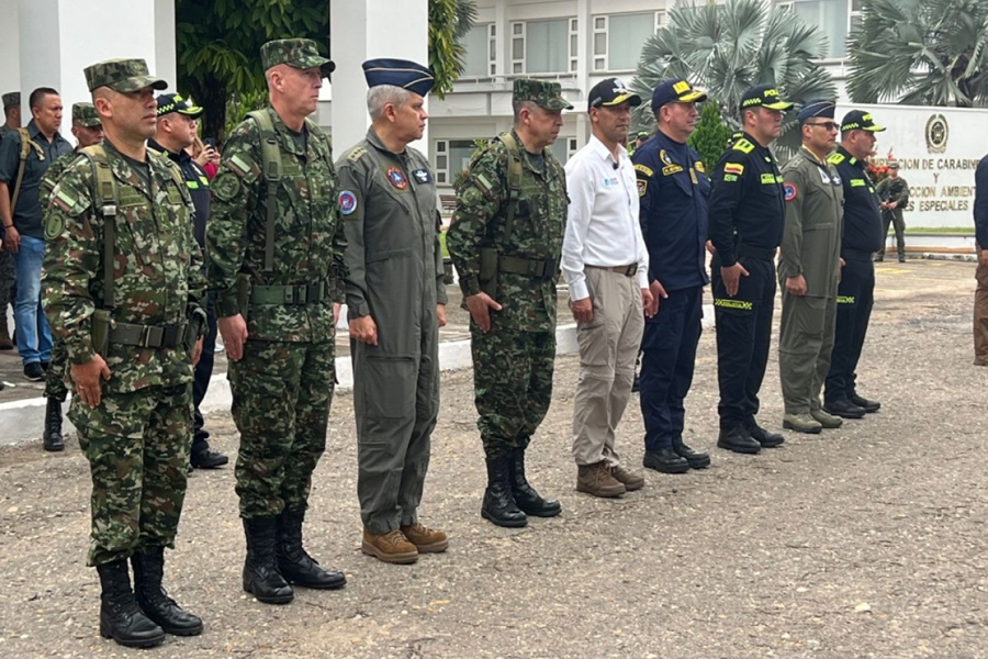Altos mandos de las FFMM y el Ministro Pedro Sánchez