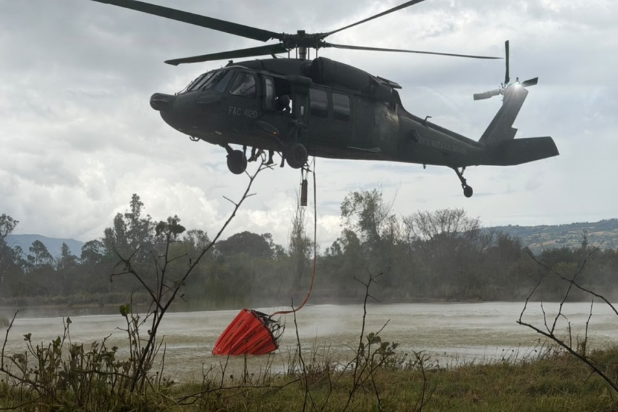 UH-60 Con sistema Bambi Bucket en vuelo
