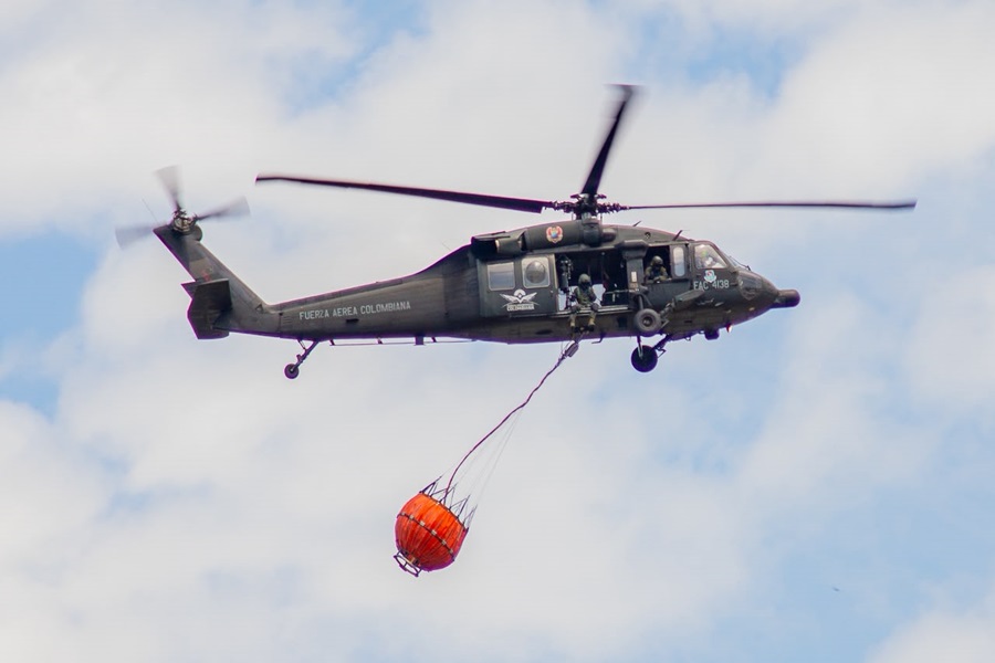 UH-60 Con sistema Bambi Bucket en vuelo