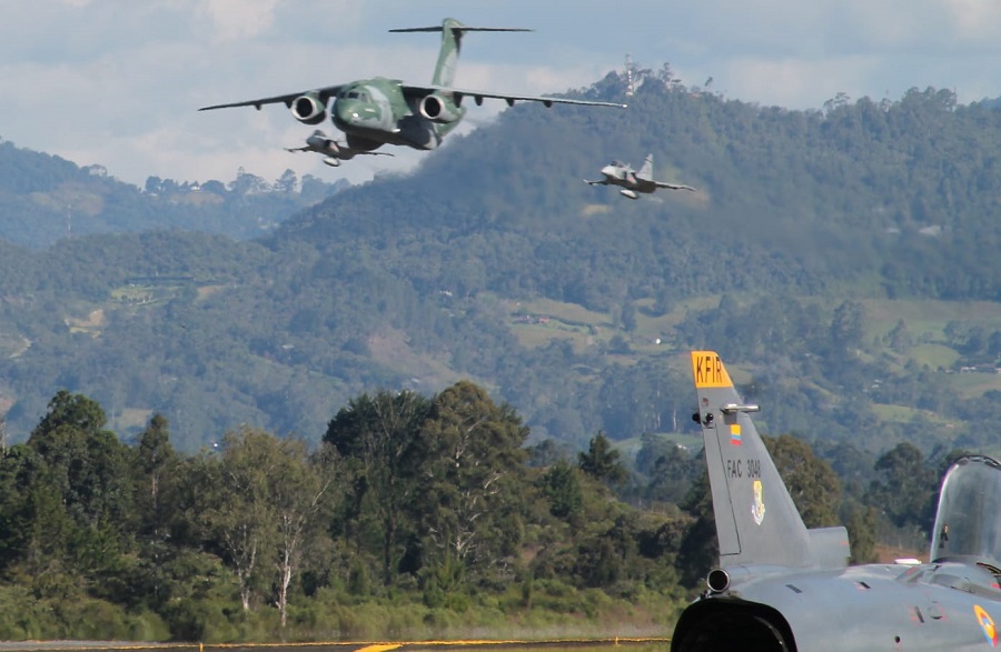 C-390 escoltado por dos Gripen E - Foto tomada por Simón Hernández exclusiva para fuerzasmilitares.org