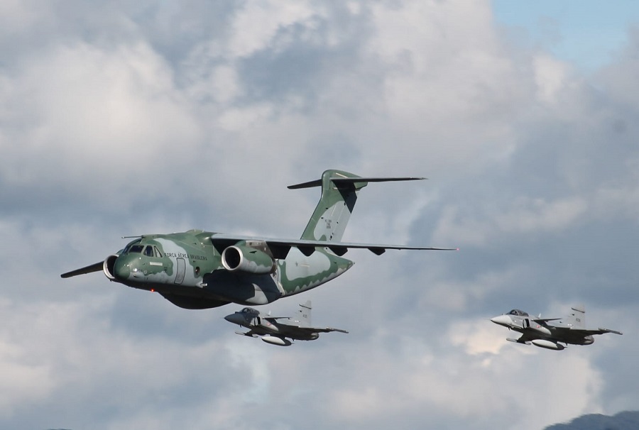 C-390 escoltado por dos Gripen E - Foto tomada por Simón Hernández exclusiva para fuerzasmilitares.org