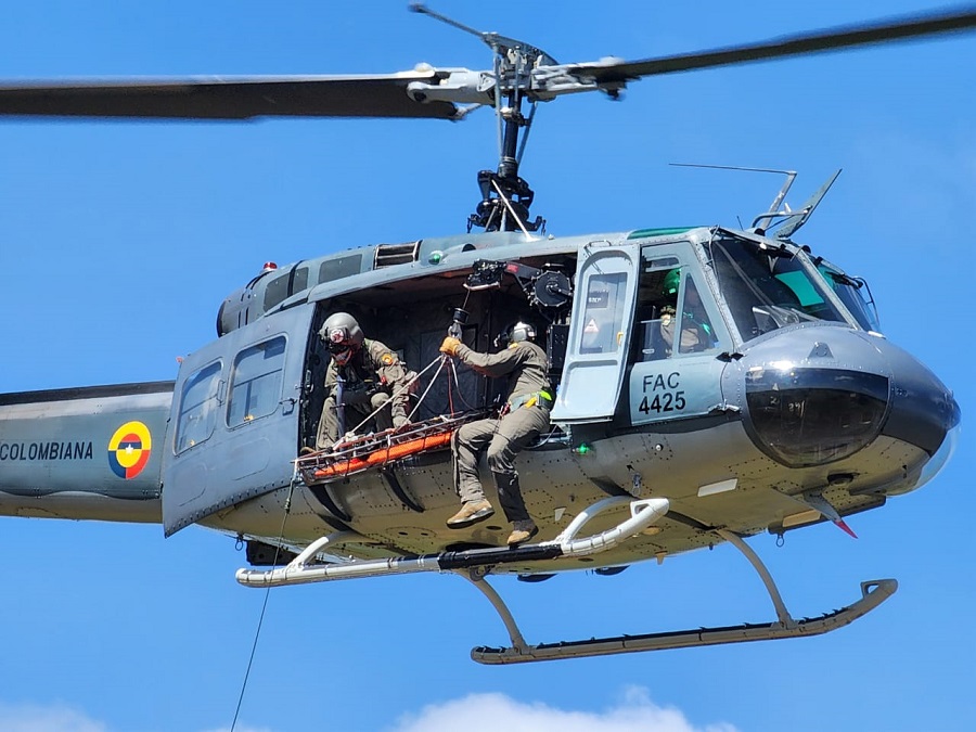 Con entrenamientos en grúa de rescate tripulaciones de su Fuerza Aérea mantienen sus capacidades