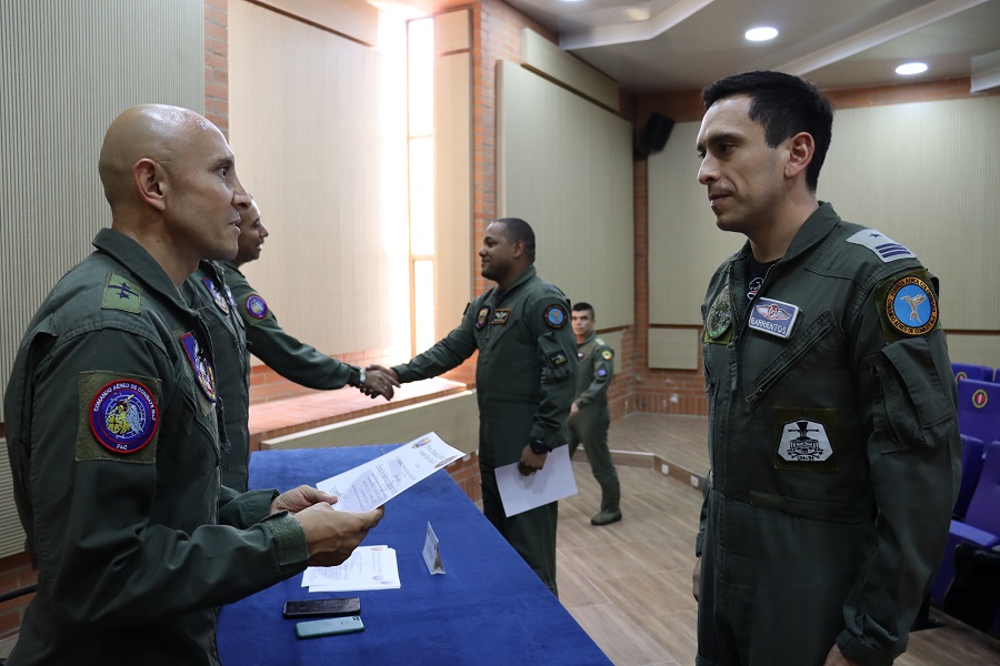 Por primera vez fuerzas aéreas de otros países se capacitan como instructores de vuelo en Colombia