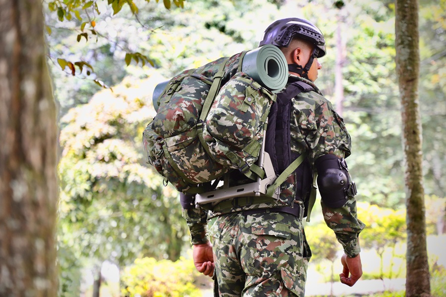 Soldado con su morral de campaña