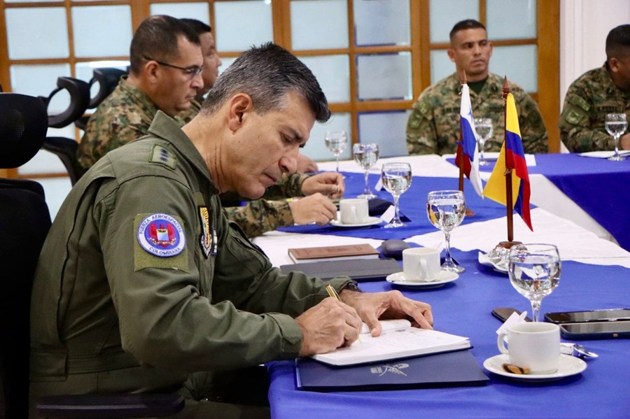 General Luis Carlos Córdoba firmando acuerdo binacional