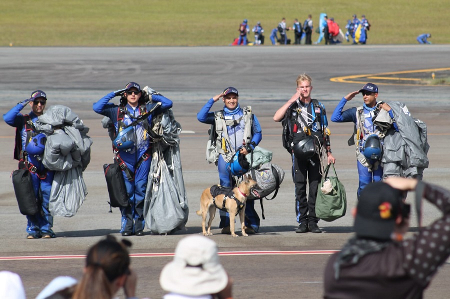 Paracaidistas y Suki - Foto tomada por Simón Hernández exclusiva para fuerzasmilitares.org 