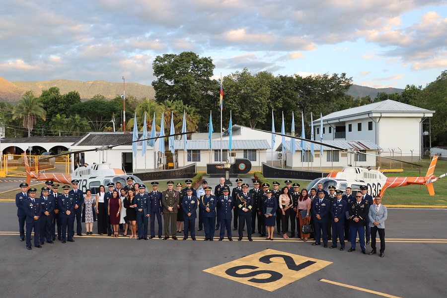 18 alumnos de seis países de Latinoamérica se graduaron como pilotos básicos de helicóptero