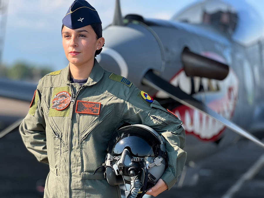 Joven mujer está cerca de cumplir su sueño de ser piloto militar