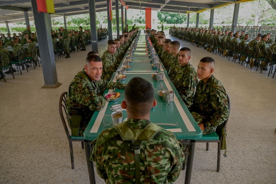 Mayor general Royer Gómez Herrera compartiendo