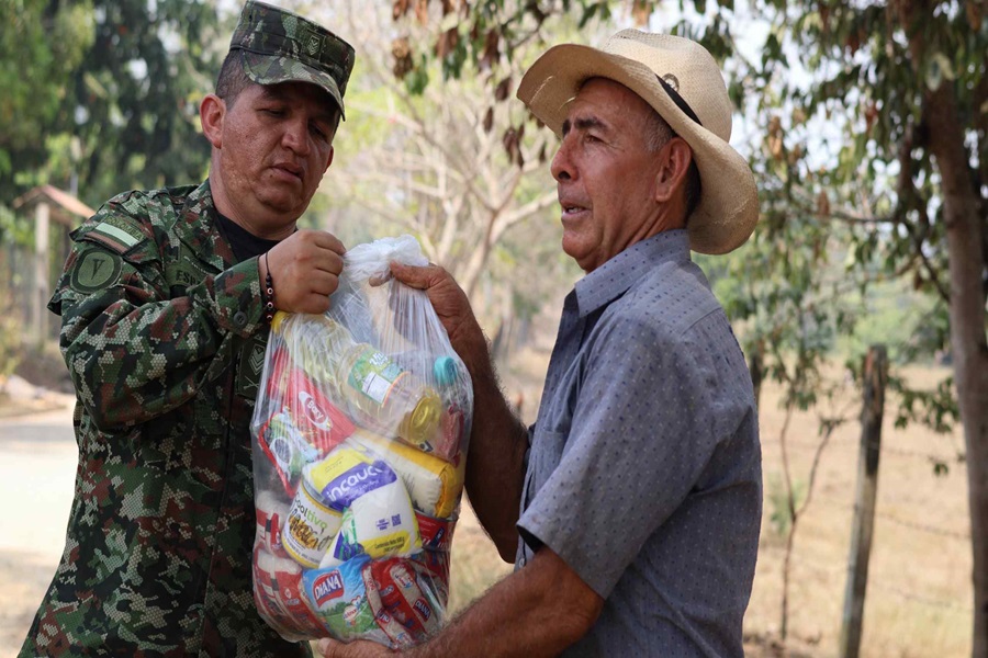 Entrega de Ayudas a beneficiario