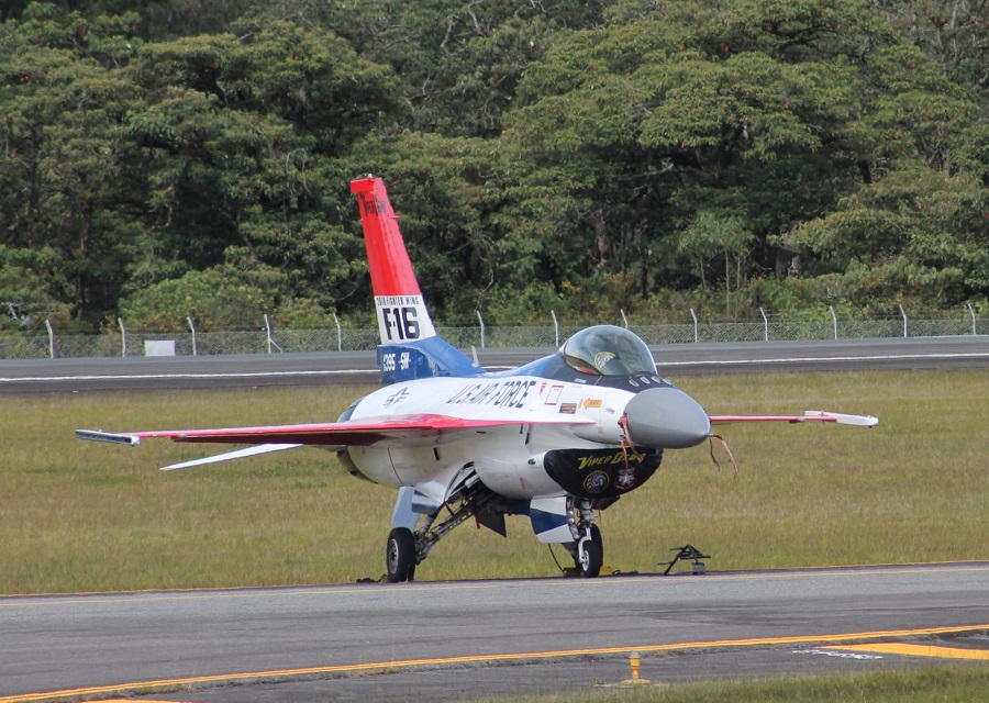 F-16 Fighting Falcon en el JMC - Foto tomada por Simón Hernández exclusiva para fuerzasmilitares.org