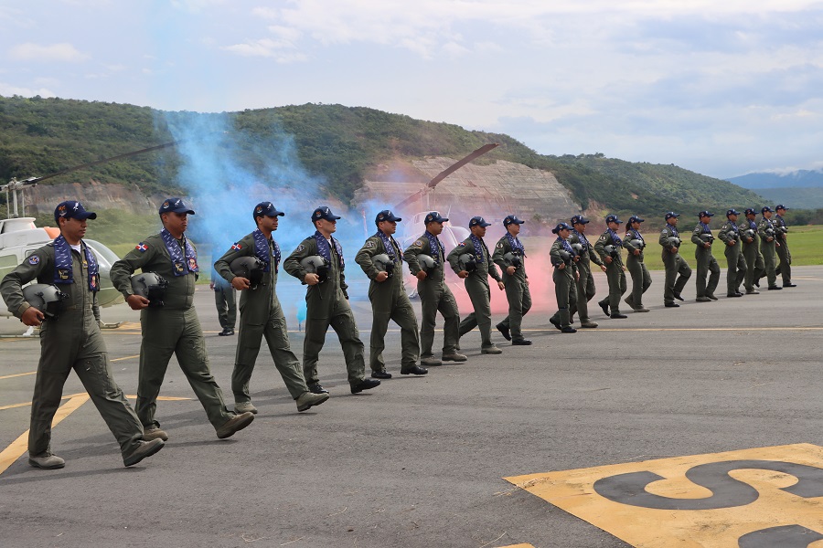 Oficiales internacionales volaron solos por primera vez en la Fuerza Aérea Colombiana
